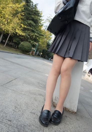 摸进她的内裤里疯狂揉她.视频