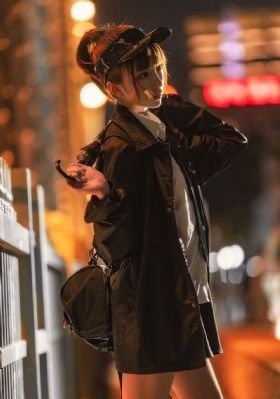 美女在床上打扑克
