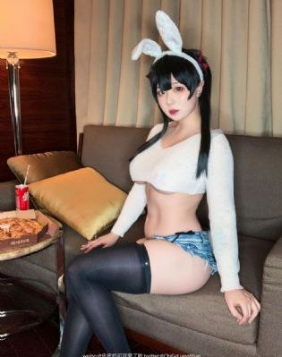 趴在厨房撅着大白屁股视频